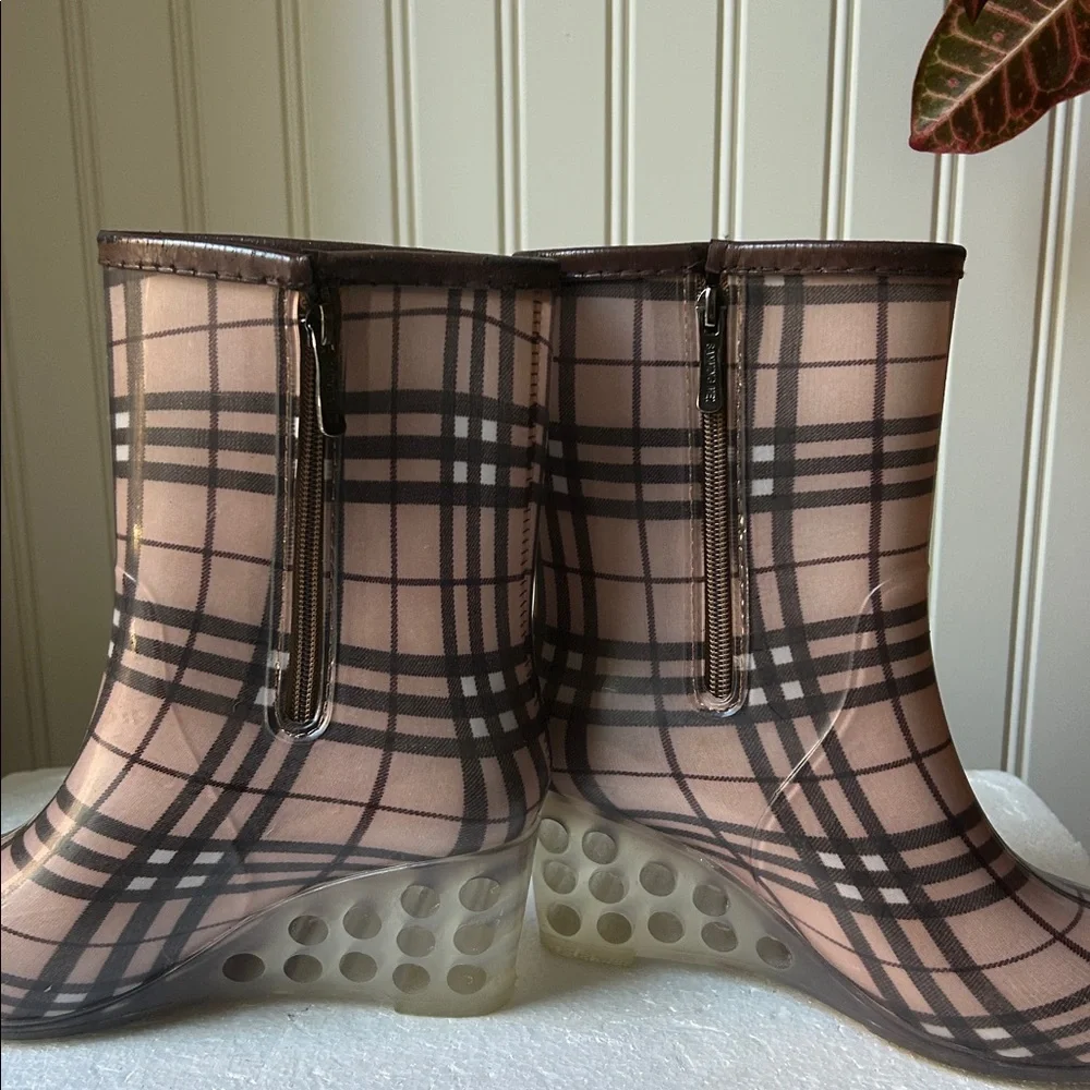 Sanming Mei perforated wedge heel pattern print ZipUp Rain Bootie Boot size37(6)